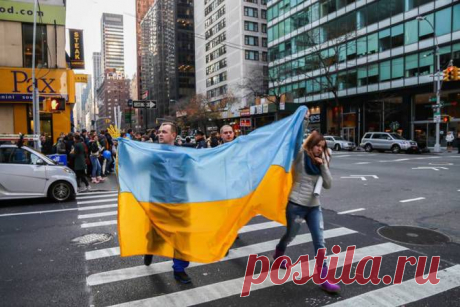 Українці несуть прапор в Нью-Йорку | Візуальні символи Євромайдану