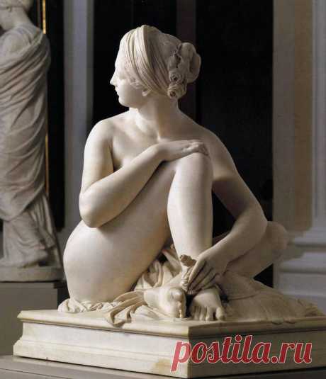 Odalisque- Одалиска
James Pradier Odalisque (1841) :H1.050 x L0.610 x P0.940 m : Marbre 
Musée des Beaux-Arts de Lyon, France
Жан Жак Прадье - Одалиска (1841): H1,050 x W0,610 x D0,940 м: мрамор 
Музей изобразительных искусств Лиона, Францияодалиска
Эта голая молодая женщина, сидящая на полу и чья одежда соскользнула на землю, представляет собой одалиску. Происхождение от турецкого Odalik, этот термин относится к женщине, живущей в гареме, служащем султану в Османской империи.
