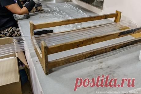 На производство поступают вот такие длинные стеклянные палки:
