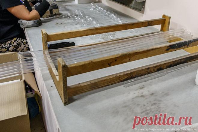 На производство поступают вот такие длинные стеклянные палки: