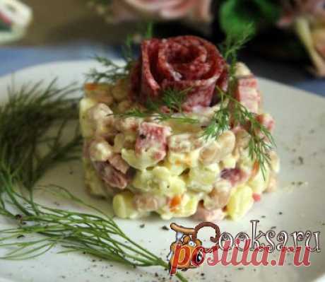 Салат с копченой колбасой, фасолью и картофелем Салат с копченой колбасой, фасолью и картофелем вкусный и сытный. Он отлично подойдет как для повседневного, так и для праздничного меню. На новогоднем столе он может быть альтернативой надоевшему традиционному &quot;Оливье&quot;.Попробуйте, возможно этот салат станет одним из ваших любимых, и вы будете часто его готовить. Сервелат — 150 г; Фасоль консервированная — 1 бан.; Картофель (вареный) — 2 шт; Морковь (небольшая,вареная) — 1 шт; Лук…