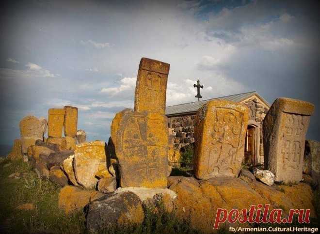 A study of Armenian architecture is in reality,a study of the history of the church and Christianity.Thousands of churches and monasteries cover Armenia's mountainous landscape, often built next to one of its many lakes.3,000years of history have provided for remarkable originality in design and variety
These churches and monasteries,many built right into the stone mountains, can be small and simple,with external sculptures and relief, or large and formal.A large number of types were developed
