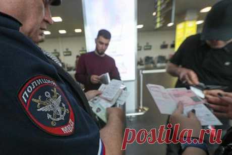 В российском аэропорту устроили облаву с повестками на получивших гражданство мигрантов