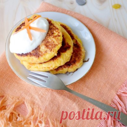 Сырники с морковью. Понравятся каждому ребёнку
Ингредиенты:
-Творог — 400 Грамм
-Яйцо — 1 Штука
-Морковь — 1 Штука
-Сахар — 2 Ст. ложки
-Соль — 0,5 Чайных ложки
-Манка — 2 Ст. ложки
-Мука — 100 Грамм (для обваливания )
-Масло растительное — По вкусу
-Сметана — По вкусу
Как приготовить 