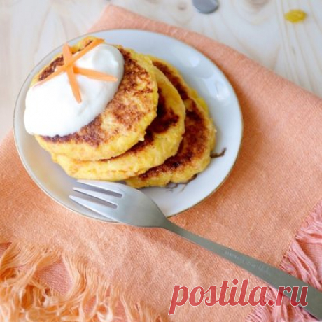 Сырники с морковью. Понравятся каждому ребёнку
Ингредиенты:
-Творог — 400 Грамм
-Яйцо — 1 Штука
-Морковь — 1 Штука
-Сахар — 2 Ст. ложки
-Соль — 0,5 Чайных ложки
-Манка — 2 Ст. ложки
-Мука — 100 Грамм (для обваливания )
-Масло растительное — По вкусу
-Сметана — По вкусу
Как приготовить "Сырники с морковью"
Для начала натрем морковь на крупной терке.
Затем добавляем творог, манку, соль и сахар, разбиваем яйцо.
Хорошо перемешиваем до получения однородной массы.
Посыпаем мукой гладкую поверхность