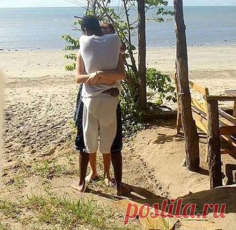 Вывыихнул мозг, пока пытался понять, где тут чьи ноги))