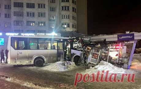 В Балашихе автобус врезался в цветочный павильон. В результате ДТП никто не пострадал
