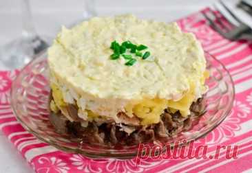 ​Салат с отварным мясом и жареными грибами Ингредиенты:
Яйцо &mdash; 1 шт.Картофель отварной &mdash; 1 шт.&nbsp;Грибы жареные &mdash; 50 г&nbsp;Мясо любое, отварное &mdash; 50 г&nbsp;Майонез или сметана &mdash; 2 ст. л.Приготовление:1. Выложите первым слоем жареные грибы.&nbsp;2. На грибы выложите отварное мясо, которое нарвите...