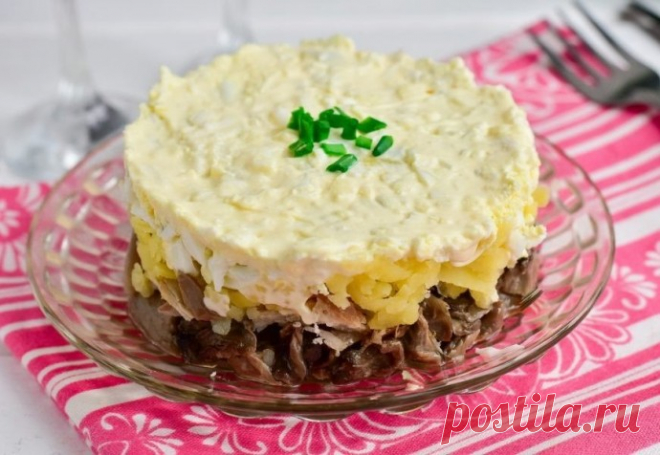 ​Салат с отварным мясом и жареными грибами Ингредиенты:
Яйцо — 1 шт.Картофель отварной — 1 шт. Грибы жареные — 50 г Мясо любое, отварное — 50 г Майонез или сметана — 2 ст. л.Приготовление:1. Выложите первым слоем жареные грибы. 2. На грибы выложите отварное мясо, которое нарвите...