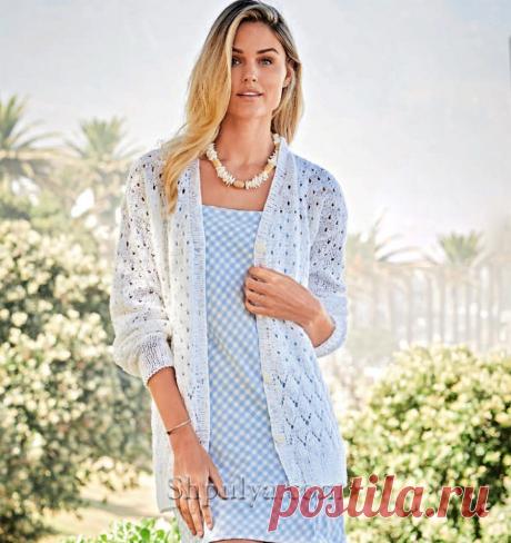 Повседневный летний кардиган с застежкой на пуговицы связан спицами узором из ажурных ромбов и узором с дырочками из хлопка и льна.