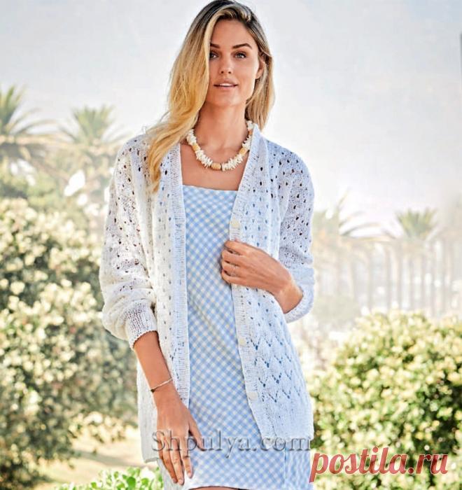 Повседневный летний кардиган с застежкой на пуговицы связан спицами узором из ажурных ромбов и узором с дырочками из хлопка и льна.