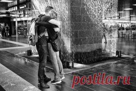 Обнимайтесь! Мозг начинает вырабатывать окситоцин, когда вы устанавливаете с окружающими доверительные отношения