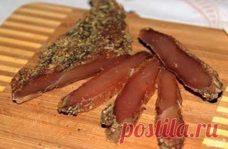 Бастурма из куриной грудки! Видео! Балык из говядины готовится примерно в течение двух недель, однако не все готовы ждать так долго. Быстро приготовить бастурму, практически ничем не уступающую классическому вяленому мясу, можно с использованием куриного филе. Для этого куриные грудки обрезаются до однородного большого куска, очищаются от пленок. Засолка курятины при изготовлении бастурмы длится всего сутки, а время, которое потребуется...