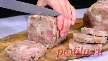 Кладу мясо в бутылку и получаю КОЛБАСУ! ПРОСТО до безобразия! Вкусная Домашняя КОЛБАСА!
Сегодня я готовлю зельц. Рецепт простой, получается очень вкусно, и никакая колбаса не нужна!
Ингредиенты:
- Свиная рулька - 2 шт.(3,5 кг.)
- Лук - 1 шт.
- Чеснок - 10 зубч.
- Перец черный горошком
- Соль - 2 ст.л.

Приготовление:
1. Для начала берём 2 рульки. Для удобства я разбила их на две части и уложила в кастрюлю, залила холодной водой и оставила постоять на час-полтора. Спустя ча...