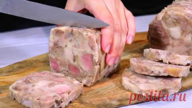 Кладу мясо в бутылку и получаю КОЛБАСУ! ПРОСТО до безобразия! Вкусная Домашняя КОЛБАСА!
Сегодня я готовлю зельц. Рецепт простой, получается очень вкусно, и никакая колбаса не нужна!
Ингредиенты:
- Свиная рулька - 2 шт.(3,5 кг.)
- Лук - 1 шт.
- Чеснок - 10 зубч.
- Перец черный горошком
- Соль - 2 ст.л.

Приготовление:
1. Для начала берём 2 рульки. Для удобства я разбила их на две части и уложила в кастрюлю, залила холодной водой и оставила постоять на час-полтора. Спустя ча...