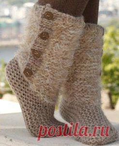 Тапочки-сапожки(спицами).И ЗДЕСЬ(красивые)--- http://prjaga.ru/vyazanie-dlya-zhenshchin/noski-tapki/krasnye-sapozhki-spitsami