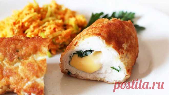 Куриная грудка с сыром в сухарях Ингредиенты: 1 куриная грудка  сыр   травки сухие, соль - по вкусу   сухарно- сахарная смесь - соотношение 4:1 для панировки: 1 яйцо мука   красный перец молотый - по вкусу.Приготовление: 1. Грудки отбить, положив их в плёнку или...