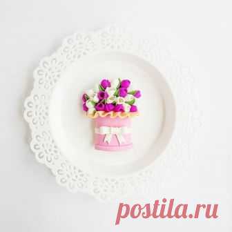Доброе утро друзья!!!
Сегодня я к Вам с новой красотой😍😍😍
Знаете не так давно я поняла, что цветы из полимерной глины это прям моя любовь любовь❤❤
Плюсов у них огромное количество, во-первых они никогда не завянут, во-вторых они не требуют особого ухода, а в-третьих это безумно красиво😍
.
Согласитесь не одна девушка не останется равнодушной после такого подарка, а можно даже совместить подарить коробку с настоящими цветами и вот такую коробочку с полимерными цветочками...