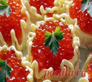 🌺 ТОП - 6 самых красивых и вкусных закусок 
1.Сырная закуска на чипсах
Ингредиенты:
● 100 г сыра
● 300 г помидоров
● Зелень по вкусу
● 2 зубчика чеснока
● Майонез
● Картофельные чипсы (широкие)
● Маслины и оливки (для украшения)
Приготовление:
1. Помидоры мелко нарезать. Если помидоры очень сочные, сок слить.
2. Зелень мелко нарезать.
3. Сыр натереть на мелкой терке.
4. Смешать сыр, помидоры, зелень.
5. Добавить выдавленный через чеснокодавку чеснок.
6. Добавить майонез, перемешать.
7. Пол