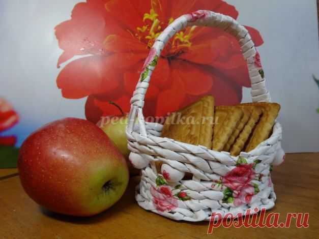 Корзинка из газетных трубочек для начинающих пошагово