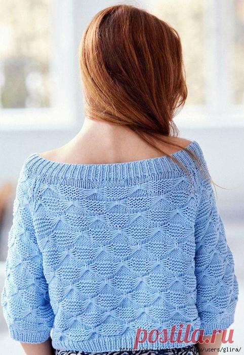 Небесно-голубой укороченный пуловер-реглан с узором «бабочки»