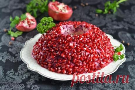 Салат Гранатовый браслет с курицей Салат Гранатовый браслет с курицей классический украсит любой стол, станет главным блюдом на нем - настолько он красиво смотрится.