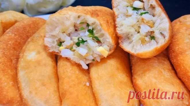 Простые и очень вкусные пирожки на тесте без дрожжей с рисом и яйцом. Очень выручают, когда до... Тесто: кефир - 250 гр., яйцо - 2 шт., соль - 0,5 ч. л., сахар - 1 ст. л., сода 1/3 ч. л., мука - 450-500 гр. Начинка: рис - 100 гр., яйцо - 5 шт., лук - 2 шт., зелёный лук, зелень, соль и перец по...