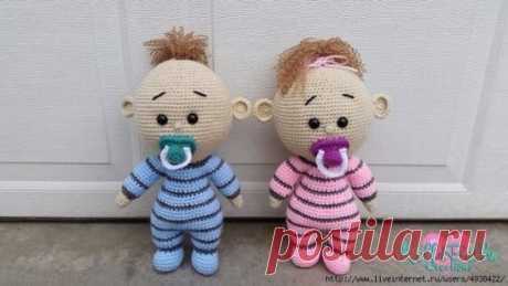 ПУПС КРЮЧКОМ. BABY WITH DUMMY BY MARIYA KOZLOVA 
Материалы: 
Пряжа (на образце Vita cotton lira): 
- бежевый (ручки и голова); 
- голубой или розовый (тело); 
- желтый или любой другой цветной для соски; 
- немного черного, чтобы вышить брови; 
- коричневый (волосы). 
Крючок 1,3. 
Наполнитель (Набиваем по ходу вязания). 
Иглы для сшивания. 
Кусочки черного фетра для глаз.
Крючок 3,25 мм 
Пряжа Big Twist Yarns 339м/170г 
Пряжа Red Heart 333м/198г 
Глаза безопасные 15мм 
Рост пупса 14" - 35-36см
