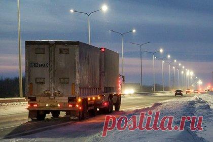 Российские таможенники вернули в Казахстан фуру с 17 тоннами насвая. В районе пропуска Бугристое челябинские таможенники остановили большегруз с тоннам насвая. В районе международного автомобильного пункта мобильная группа таможни стал проверять фуру и обнаружила в ней 500 мешков с порошком зеленого цвета. По документам грузовик ехал из Кыргызстана в Челябинск с древесной золой.