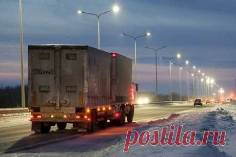 Российские таможенники вернули в Казахстан фуру с 17 тоннами насвая. В районе пропуска Бугристое челябинские таможенники остановили большегруз с тоннам насвая. В районе международного автомобильного пункта мобильная группа таможни стал проверять фуру и обнаружила в ней 500 мешков с порошком зеленого цвета. По документам грузовик ехал из Кыргызстана в Челябинск с древесной золой.