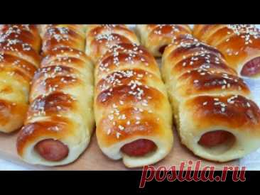 СОСИСКА В ТЕСТЕ В ДУХОВКЕ / пышное и воздушное дрожжевое тесто на сыворотке ИНГРЕДИЕНТЫ:Сыворотка - 200 млСахар - 3 ст.лСоль - 0.5 ч.лСухие дрожжи - 12 грЯйца - 2 штСливочное или растительное масло - 80 грМука - примерно 450 гр, но ориентируйтесь по своей муке, т.к качество муки у всех будет разное.Сосиски - 15-17 шт