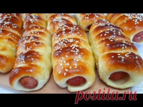 СОСИСКА В ТЕСТЕ В ДУХОВКЕ / пышное и воздушное дрожжевое тесто на сыворотке ИНГРЕДИЕНТЫ:Сыворотка - 200 млСахар - 3 ст.лСоль - 0.5 ч.лСухие дрожжи - 12 грЯйца - 2 штСливочное или растительное масло - 80 грМука - примерно 450 гр, но ориентируйтесь по своей муке, т.к качество муки у всех будет разное.Сосиски - 15-17 шт