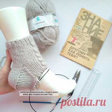 Красивая пятка носков "Купол" со слов автора:На днях придумалась такая пятка, немедленно делюсь.Те, кто уже вязал мою любимую пятку - поймут быстрее :)Пятка "Купол", и вариант носка из Северянки .Косы и жгуты отличные получаются. ЛистайтеКстати. Из двух мотков предлагаемой пряжи выйдет 2 пары коротких носков и 1 пара...