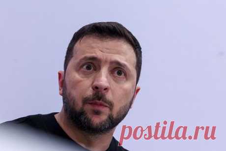 В Киеве предрекли серьезные встряски в команде Зеленского. Зимой стоит ожидать серьезных встрясок в команде президента Украины Владимира Зеленского, а также изменений в военной стратегии страны. Об этом со ссылкой на источники в окружении главы республики сообщает Time. Отмечается, что ожидать стоит увольнения как минимум одного министра, а также старшего генерала.