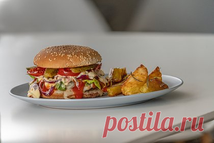 Генпрокуратуру попросили провести массовую проверку фастфуда по России. Депутаты «Единой России» попросили Генпрокуратуру провести массовую проверку предприятий быстрого питания и нестационарных точек общепита в российских регионах. Об этом пишут «Известия». В письме в Генпрокуратуру депутат Госдумы Александр Якубовский упомянул инцидент с отравлением 101 человека шаурмой в Братске.