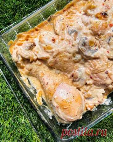 Куриные голени в сливочно-грибном соусе Ингредиенты:-куриные голени - 6шт (850г) ;-лук - 1шт (120г);
-шампиньоны - 250г;
-мука рисовая - 1ст.л.(15г);
-сливки 10%- 300мл;
-соль, специи - по вкусу
-оливковое масло - 1 ч.л(4-5мл)
⠀&nbsp;Приготовление:Голени обжарить на сильном огне до румяности  с маслом , чуток посолить и...