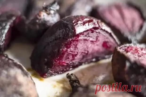 Запекать или варить. Как приготовить свеклу для «Селедки под шубой» - АиФ Кухня - Медиаплатформа МирТесен