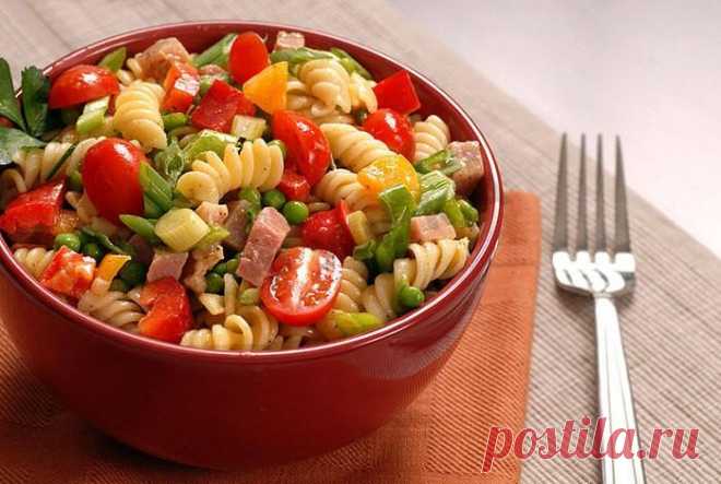 9 вкуснейших салатов на каждый день.  



Мясные, овощные, рыбные… Всего разнообразия салатов не перечислить. Ингредиенты этих блюд можно менять снова и снова, создавая на кухне оригинальные кулинарные шедевры. Сегодня мы предлагаем вам …