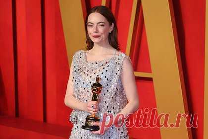 Louis Vuitton обругали в сети из-за конфуза Эммы Стоун на «Оскаре». Модный дом Louis Vuitton обругали в сети из-за конфуза актрисы Эммы Стоун на церемонии вручения премии «Оскар». Телезвезда поднялась на сцену за статуэткой, придерживая свое белое платье люксового бренда из-за порванной молнии. По этой причине пользователи сети принялись критиковать качество продукции марки.