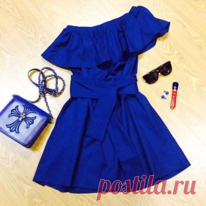 Летнее хлопковое платье типа "крестьянки" с поясом, сумка из экокожи люксового качества, солнцезащитные очки, блеск для губ - прекрасное решение на каждый день. О ценах спрашивайте