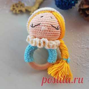 Погремушка Снегурочка амигуруми. Схемы и описания для вязания игрушек крючком! Бесплатный мастер-класс от Яны Рогозиной по вязанию погремушки в виде Снегурочки. Размер вязаной крючком игрушки примерно 14 см. Для изготовления тако…