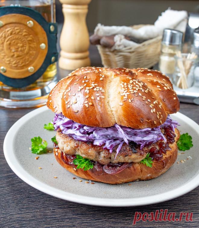 Бургер со свиной котлетой и сочным капустным салатом