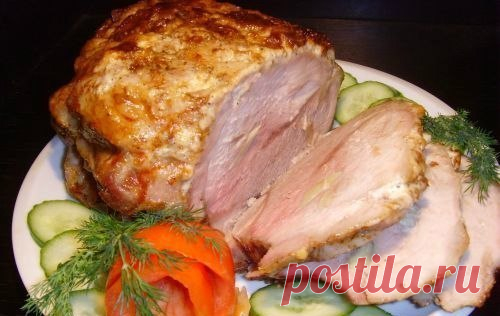 Домашняя буженина

Ингредиенты:
-Кусок свинины (800-900 г)
-2-3 ч. л. соли
-2-3 зуб. чеснока
-2 шт. лаврового листа
-1 л воды

Приготовление:
1.В кипящую воду добавляем соль, перец, специи и лавровый лист. Хорошо размешать и полностью охладить
2.Кладем в нее мясо, накрываем пленкой, ставим в холодильник на 4-5 часов, лучше на ночь.
Промаринованное мясо обсушить, еще раз поперчить, посолить, приправить специями.
3.Делаем надрезы, которые заполняем чесноком.
4.Духовку разогр...