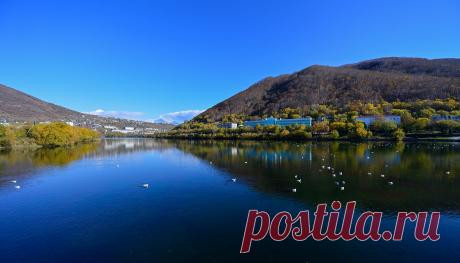 Вид на Култучное озеро.  Фотограф: Юрий Смитюк. 
Подробнее на ТАСС:  https://tass.ru/spec/kamchatka  |  Осенняя Камчатка - Туризм на Камчатке - Вулканы Камчатки