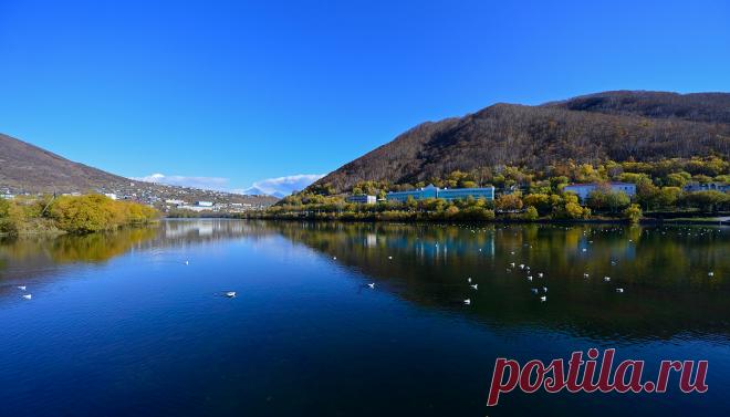 Вид на Култучное озеро.  Фотограф: Юрий Смитюк. 
Подробнее на ТАСС:  http://tass.ru/spec/kamchatka  |  Осенняя Камчатка - Туризм на Камчатке - Вулканы Камчатки