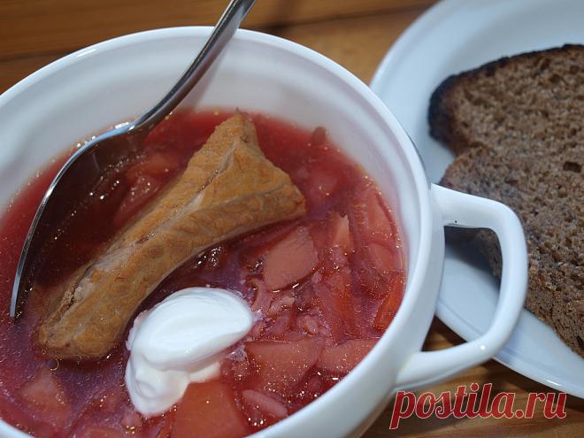 Nuo šiol barščius gaminsiu tik pagal šį receptą. Pagaminę suprasite kodėl. Skanūs barščiai - marinuotų burokėlių sriuba su šonkauliukais - patiekalas, kurį nesunkiai pasigaminsite pagal šį receptą. Daug gerų, išbandytų receptų, kuriuos privalai išmėginti!