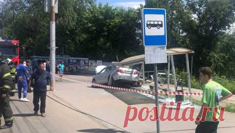 Жительница Саратова на автомобиле протаранила остановку с женщиной на ней. Россиянка из Саратова на машине въехала в остановку, на которой находилась женщина. Об этом сообщает начальник Управления региональной безопасности Правительства Саратовской области Юрий Юрин в Telegram-канале. Инцидент произошел на улице ...