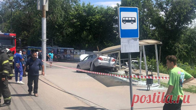 Жительница Саратова на автомобиле протаранила остановку с женщиной на ней. Россиянка из Саратова на машине въехала в остановку, на которой находилась женщина. Об этом сообщает начальник Управления региональной безопасности Правительства Саратовской области Юрий Юрин в Telegram-канале. Инцидент произошел на улице ...