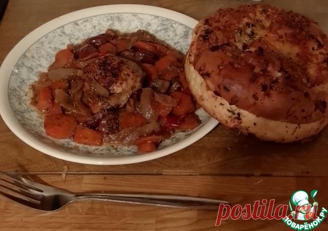 Курица ясса по-сенегальски. Сенегальское блюдо "курица ясса" начинается с маринования курицы в цитрусово-луковом соусе минимум 4 часа, затем курица тушится на медленном огне с морковью, перцем чили, луком и оливками 30 -40 минут. Как знаменитый шеф -повар Лерато Ума-Шейлор сказал о. курице ясса по-сенегальски "Это - солнце на блюде". Стоит также сказать, что в южном Сенегале, где изначально появилась курица ясса, вместо курицы используется рыба, баранина или даже -в…