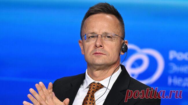 Венгры прививались "Спутником" из-за махинаций Запада, заявил Сийярто